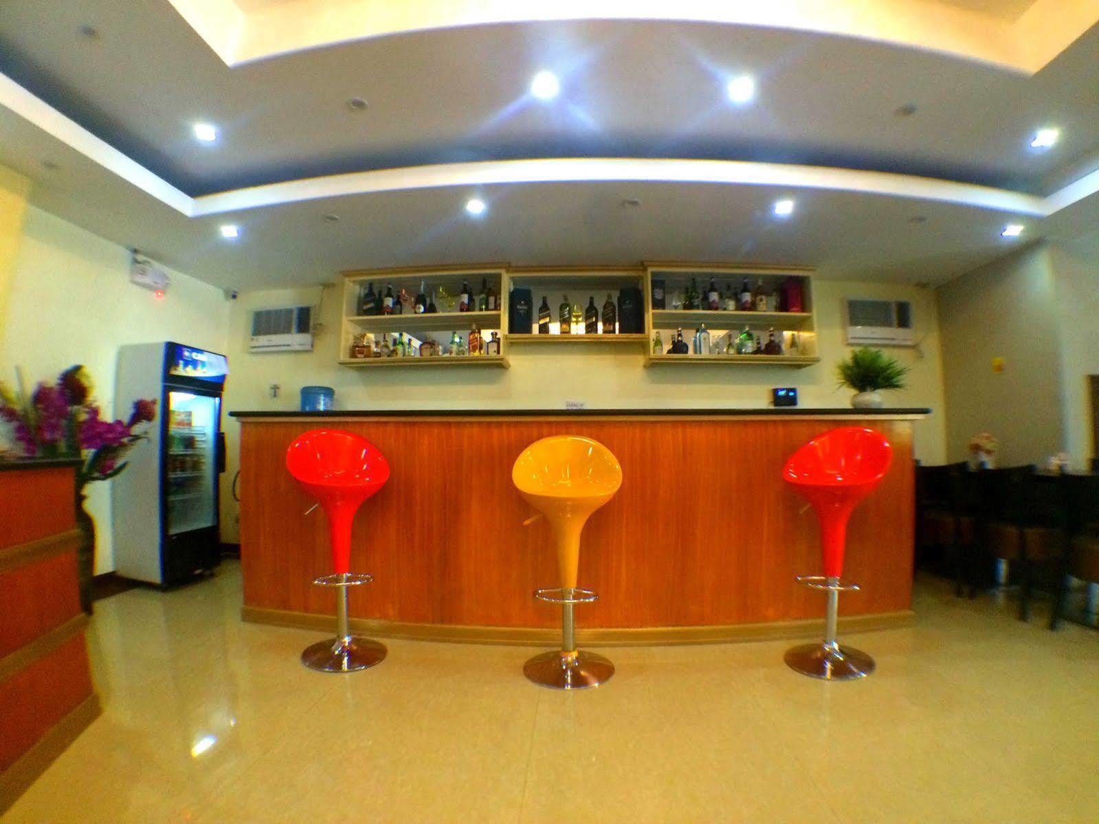 Rainbowland Hotel Olongapo Buitenkant foto