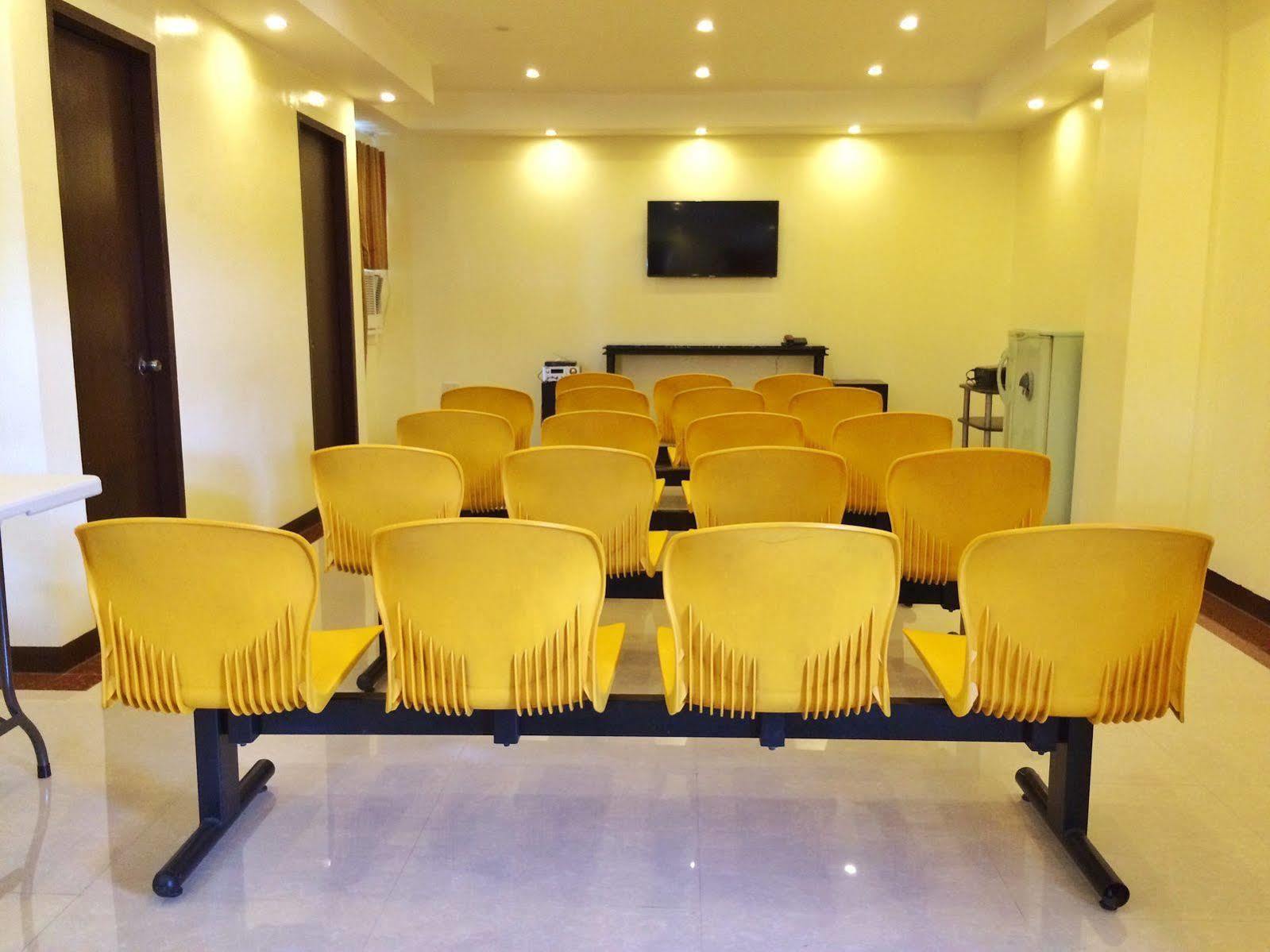 Rainbowland Hotel Olongapo Buitenkant foto