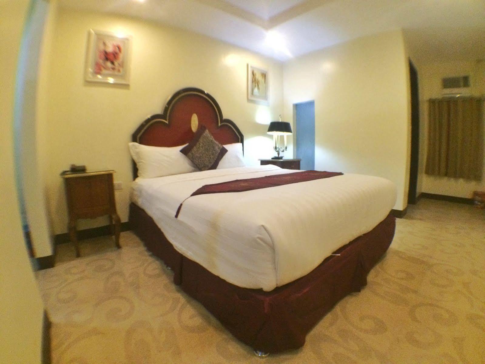 Rainbowland Hotel Olongapo Buitenkant foto